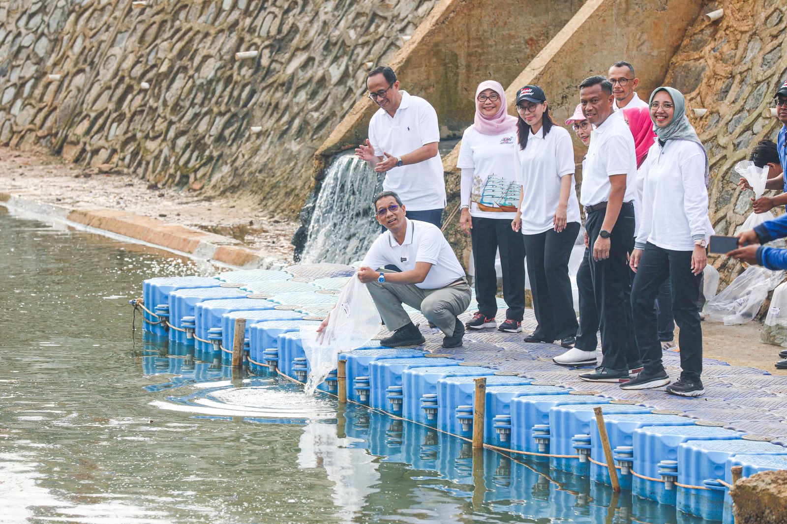 Tingkatkan Fungsi Waduk Pj Heru Tanam Pohon Dan Sebar Benih Ikan Di