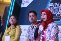 Deputi Direktur Literasi dan Informasi Otoritas Jasa Keuangan Greta Joice Siahaan , Head of Wealth and Channel Managemet BCA Sekuritas Donny Kristanto Setiadi dan Sekretaris Perusahaan BCA Syariah Nadia Amalia memberikan penjelasan kepada media dalam Talkshow 