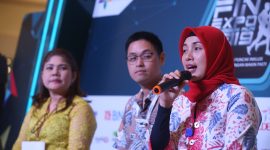 Deputi Direktur Literasi dan Informasi Otoritas Jasa Keuangan Greta Joice Siahaan , Head of Wealth and Channel Managemet BCA Sekuritas Donny Kristanto Setiadi dan Sekretaris Perusahaan BCA Syariah Nadia Amalia memberikan penjelasan kepada media dalam Talkshow 