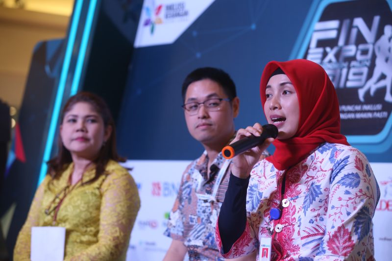 Deputi Direktur Literasi dan Informasi Otoritas Jasa Keuangan Greta Joice Siahaan , Head of Wealth and Channel Managemet BCA Sekuritas Donny Kristanto Setiadi dan Sekretaris Perusahaan BCA Syariah Nadia Amalia memberikan penjelasan kepada media dalam Talkshow 