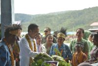 Presiden bersama Ibu Negara saat meninjau di Pasar Irai, Kabupaten, Pegunungan Arfak, Provinsi Papua Barat, Minggu (27/10), pukul 10.30 WIT. (Foto: Humas/setkab).
