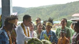 Presiden bersama Ibu Negara saat meninjau di Pasar Irai, Kabupaten, Pegunungan Arfak, Provinsi Papua Barat, Minggu (27/10), pukul 10.30 WIT. (Foto: Humas/setkab).
