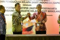 Rektor Instiper Dr. Ir Harsawardana, M. Eng dan Joko Supriyono Ketua Umum GAPKI/ist