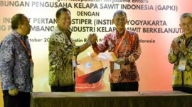 Rektor Instiper Dr. Ir Harsawardana, M. Eng dan Joko Supriyono Ketua Umum GAPKI/ist