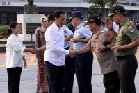 Presiden Jokowi didampingi Ibu Negara Iriana Joko Widodo meninggalkan Bandara Halim Perdana Kusuma, Jakarta, Minggu (26/10) sore, menuju kota Sorong, Papua Barat, untuk kunjungan kerja. (Foto: BPMI Setpres)

Sumber: https://setkab.go.id/tinggalkan-jakarta-presiden-jokowi-lakukan-kunjungan-kerja-ke-papua-dan-papua-barat/