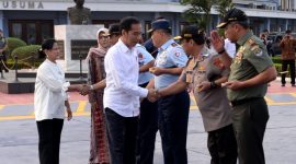 Presiden Jokowi didampingi Ibu Negara Iriana Joko Widodo meninggalkan Bandara Halim Perdana Kusuma, Jakarta, Minggu (26/10) sore, menuju kota Sorong, Papua Barat, untuk kunjungan kerja. (Foto: BPMI Setpres)

Sumber: https://setkab.go.id/tinggalkan-jakarta-presiden-jokowi-lakukan-kunjungan-kerja-ke-papua-dan-papua-barat/