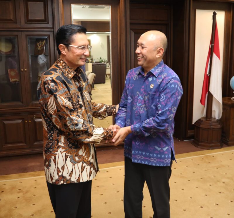 Menteri Koperasi dan UKM Teten Masduki Menerima Audiensi Wakil Ketua MPR RI sekaligus Ketua Umum Induk Koperasi Karyawan (Inkopkar) Fadel Muhammad di Ruang Rapat Menteri Koperasi dan UKM. Jakarta, Selasa(29/10/2019)/daelpos.com