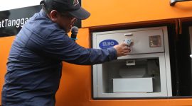 Ketua Dewan Pembina ACT, Ahyudin sedang mendemonstrasikan cara kerja Global Wakaf Card. (ACTNews/Reza Mardhani)
