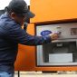 Ketua Dewan Pembina ACT, Ahyudin sedang mendemonstrasikan cara kerja Global Wakaf Card. (ACTNews/Reza Mardhani)