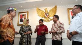 Menpora Zainudin Amali menyampaikan Kemenpora akan memberikan dukungan kepada cabang olahraga untuk mengembangkan prestasinya tanpa campur tangan dari pemerintah terlalu dalam untuk masalah internal. Hal itu sampaikan Menpora saat menerima audiensi Ketua Asosiasi Profesor Keolahragaan Indonesia (Apkori) Prof. Joko Pekik Irianto di ruang kerjanya Kantor Kemenpora, Senayan, Jakarta. (kemenpora.go.id)