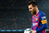 Megabintang Barcelona, Lionel Messi bersiap melakukan tendangan bebasnya yang terkenal jitu ke gawang Valladolid, Selasa (29/10). –Topskor/ist