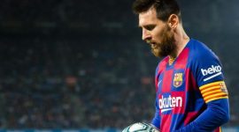 Megabintang Barcelona, Lionel Messi bersiap melakukan tendangan bebasnya yang terkenal jitu ke gawang Valladolid, Selasa (29/10). –Topskor/ist