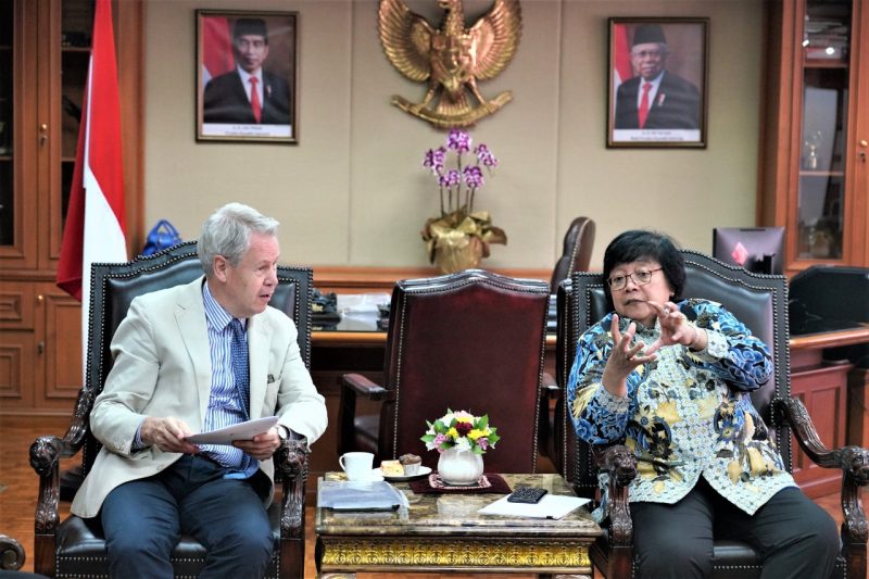 Menteri Lingkungan Hidup dan Kehutanan (LHK), Siti Nurbaya menerima langsung Food and Agriculture Organization (FAO) Representative, Stephen Rudgard di ruang kerjanya