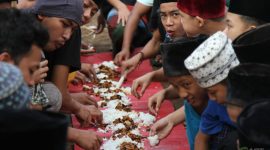 Santri Pesantren Miftahul Bayan, Pandeglang sedang makan bersama / Istimewa