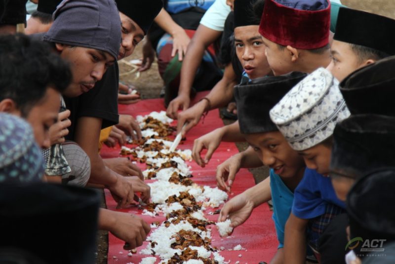 Santri Pesantren Miftahul Bayan, Pandeglang sedang makan bersama / Istimewa