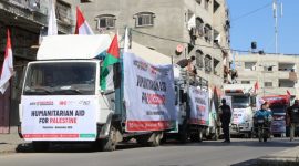 Para relawan Aksi Cepat Tanggap di Gaza mengemas paket bantuan pangan di Indonesia Humanitarian Center (IHC). Jumat (22/11), 100 ton bahan makanan tengah disiapkan untuk dibagikan pekan ini. / Foto Istimewa