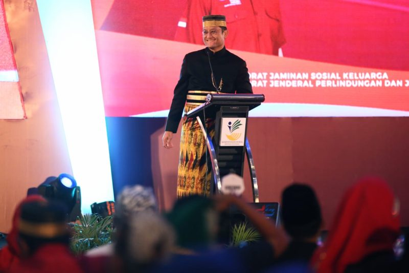  Menteri Sosial Juliari P. Batubara meyakini, akar masalah radikalisme dan terorisme adalah masalah kemiskinan. Oleh karenanya, Mensos menyerukan kepada semua pihak untuk perang melawan kemiskinan.