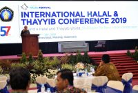 Menteri Koperasi dan UKM Teten Masduki bersama Rektor Universitas Brawijaya Prof Nuhfil Hanani menandatangani MoU terkait pengembangan koperasi dan UMKM, di sela-sela acara International Halal & Thayyib Conference 2019 di Kampus Universitas Brawijaya Malang, Jawa Timur, Rabu (27/11/2019).