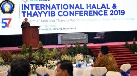 Menteri Koperasi dan UKM Teten Masduki bersama Rektor Universitas Brawijaya Prof Nuhfil Hanani menandatangani MoU terkait pengembangan koperasi dan UMKM, di sela-sela acara International Halal & Thayyib Conference 2019 di Kampus Universitas Brawijaya Malang, Jawa Timur, Rabu (27/11/2019).
