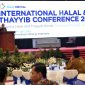 Menteri Koperasi dan UKM Teten Masduki bersama Rektor Universitas Brawijaya Prof Nuhfil Hanani menandatangani MoU terkait pengembangan koperasi dan UMKM, di sela-sela acara International Halal & Thayyib Conference 2019 di Kampus Universitas Brawijaya Malang, Jawa Timur, Rabu (27/11/2019).