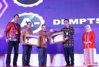 Menteri PANRB Tjahjo Kumolo saat memberikan hasil evaluasi pelayanan publik kepada pemerintah daerah di wilayah I, di Batam / Foto Istimewa