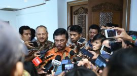 Menteri Kominfo Johnny Gerard Plate didampingi Deputi bidang SDM Aparatur Kementerian PANRB Setiawan Wangsaatmaja dalam acara Launching Portal Aduan ASN dan Penandatanganan SKB Penanganan Radikalisme ASN di Jakarta / daelpos.com