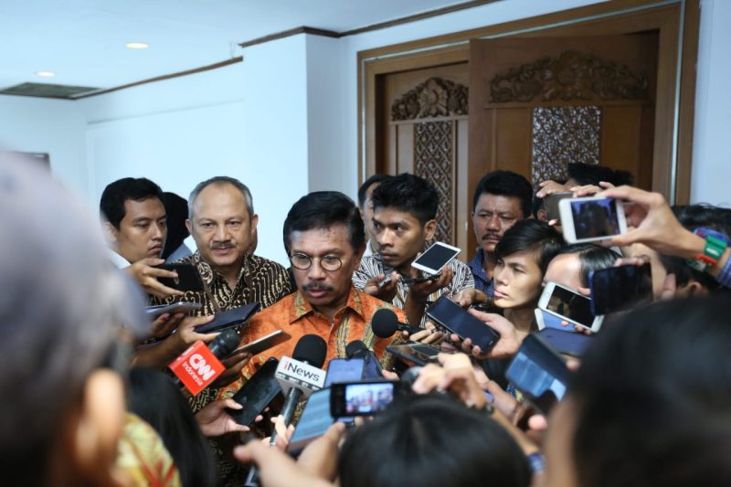 Menteri Kominfo Johnny Gerard Plate didampingi Deputi bidang SDM Aparatur Kementerian PANRB Setiawan Wangsaatmaja dalam acara Launching Portal Aduan ASN dan Penandatanganan SKB Penanganan Radikalisme ASN di Jakarta / daelpos.com