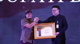 Bupati Badung I Nyoman Giri Prasta saat menerima penghargaan dari Menteri PANRB Tjahjo Kumolo dalam acara Penyampaian Hasil Evaluasi dan Penghargaan Pelayanan Publik Wilayah II Tahun 2019, di Jakarta / Foto Istimewa / daelpos.com