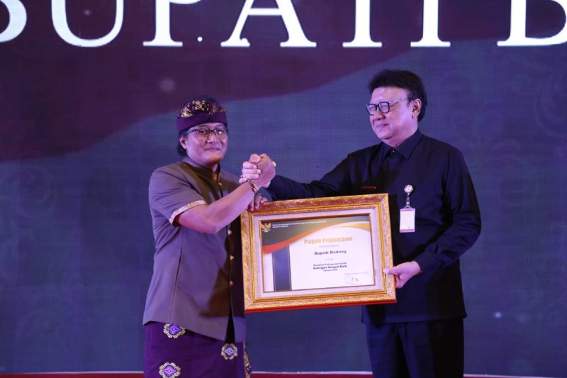 Bupati Badung I Nyoman Giri Prasta saat menerima penghargaan dari Menteri PANRB Tjahjo Kumolo dalam acara Penyampaian Hasil Evaluasi dan Penghargaan Pelayanan Publik Wilayah II Tahun 2019, di Jakarta / Foto Istimewa / daelpos.com