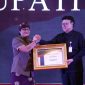 Bupati Badung I Nyoman Giri Prasta saat menerima penghargaan dari Menteri PANRB Tjahjo Kumolo dalam acara Penyampaian Hasil Evaluasi dan Penghargaan Pelayanan Publik Wilayah II Tahun 2019, di Jakarta / Foto Istimewa / daelpos.com