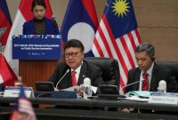 Menteri PANRB Tjahjo Kumolo didampingi Asisten Deputi Perumusan Kebijakan dan Koordinasi Pelaksanaan Sistem Administrasi Pemerintahan dan Penerapan SPBE Kementerian PANRB Imam Machdi, dalam 2019 Ministerial Roundtable Meeting ASEAN-ROK Commemorative Summit pada sesi Digital Technologies and Public Services, di Busan, Korea Selatan, Selasa (26/11).