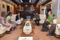 Menteri Desa, Pembangunan Daerah Tertinggal, dan Transmigrasi, Abdul Halim Iskandar saat  menerima kunjungan dari Global Director for Social Development in the World Bank’s Sustainable Development Practice Group, Louise Cord di Kantor Kemendes PDTT  / Foto Istimewa