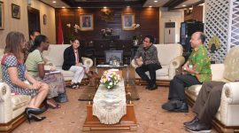 Menteri Desa, Pembangunan Daerah Tertinggal, dan Transmigrasi, Abdul Halim Iskandar saat  menerima kunjungan dari Global Director for Social Development in the World Bank’s Sustainable Development Practice Group, Louise Cord di Kantor Kemendes PDTT  / Foto Istimewa