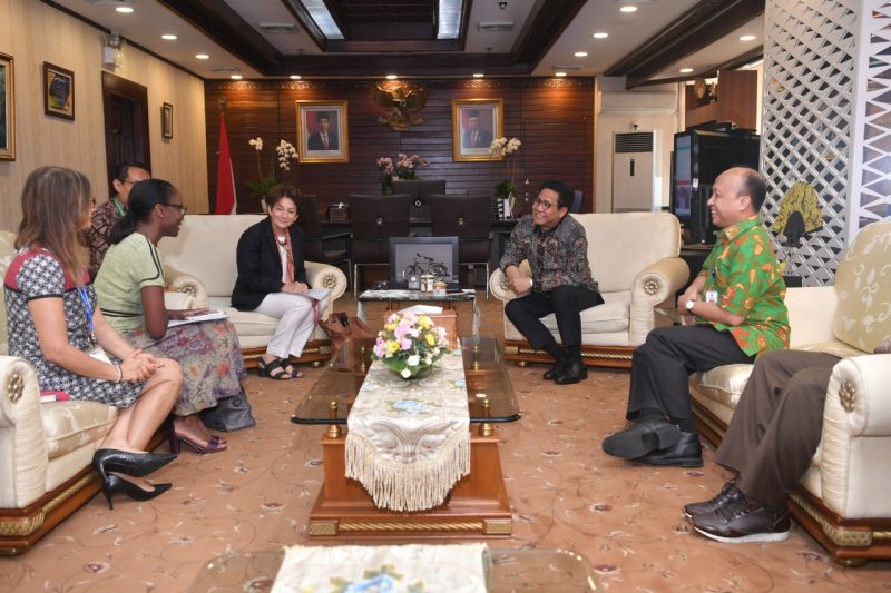 Menteri Desa, Pembangunan Daerah Tertinggal, dan Transmigrasi, Abdul Halim Iskandar saat  menerima kunjungan dari Global Director for Social Development in the World Bank’s Sustainable Development Practice Group, Louise Cord di Kantor Kemendes PDTT  / Foto Istimewa