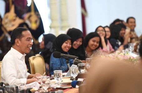 Presiden Jokowi: Pak Menteri, (Majukan) Sepak Bolanya