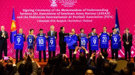 Para pemimpin negara-negara ASEAN menandatangani kerjasama dengn FIFA dalam KTT ke-35 ASEAN, di Impact Forum Bangkok Thailand, Sabtu (2/11) sore./ Foto Istimewa