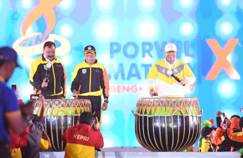 Menteri Pemuda dan Olahraga (Menpora) Zainudin Amali secara resmi membuka Pekan Olahraga Wilayah (Porwil) se-Sumatera X tahun 2019 di Stadion Semarak, Bengkulu, Sabtu (2/11). Pembukaan ditandai dengan pemukulan alat musik dol oleh Menpora bersama Gubernur Bengkulu Rohidin Mersyah dan Wakil Ketua Koni Pusat Suwarno.(kemenpora.go.id)