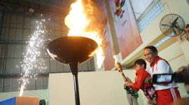 Menpora Zainuddin Amali bersama atlet pelajar disabilitas melakukan prosesi penyulutan api Peparpenas IX / Foto Istimewa