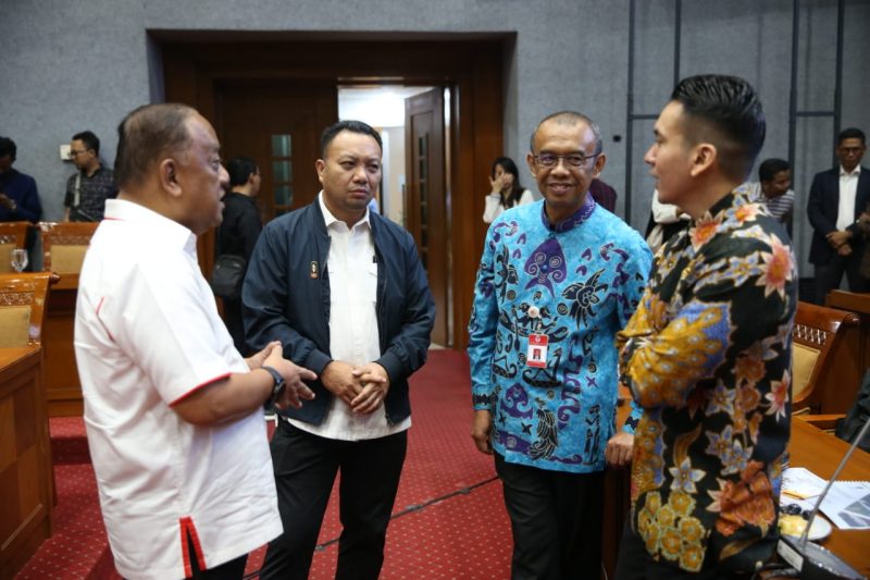 Sesmenpora Gatot S. Dewa Broto bersama sejumlah pejabat eselon I dan II Kemenpora mengikuti rapat dengar pendapat bersama Komisi X DPR RI di Gedung DPR, Jakarta, Rabu (13/11/2019) / daelpos.com