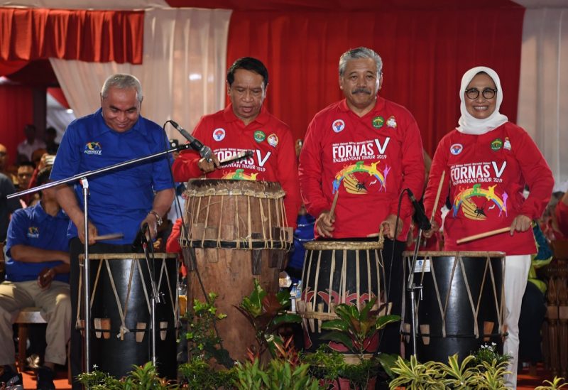 Menpora Menpora Zainudin Amali didampingi Gubernur Kalimantan Timur (Kaltim) Isran Noor dan Deputi Bidang Pembudayaan Olahraga Raden Isnanta dan Ketua Federasi Olahraga Rekreasi Masyarakat Indonesia (FORMI) Hayono Isman membuka Festival Olahraga Rekreasi Nasional (Fornas) V Tahun 2019, Sabtu (16/11) malam, di Stadion Olahraga Sempaja, Samarinda Kalimantan Timur / Istimewa / daelpos.com