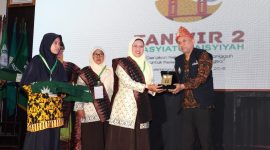 Menteri Koperasi dan UKM Teten Masduki memberikan sambutan dalam acara Tanwir 2 Nasyiatul Aisyiyah di Kota Palembang, Jumat (8/11/2019). Hadir dalam acara ini Ketua Umum Pimpinan Pusat Muhammadiyah Prof. Haedar Nashir, Ketua Pimpinan Wilayah Muhammadiyah Sumsel Romli, Staf Ahli Menteri Koperasi dan UKM bidang Produktivitas dan Daya Saing Herustiati dan Ketua Umum PP Nasyiatul Aisyiyah Diyah Puspitarini. / Foto Istimewa