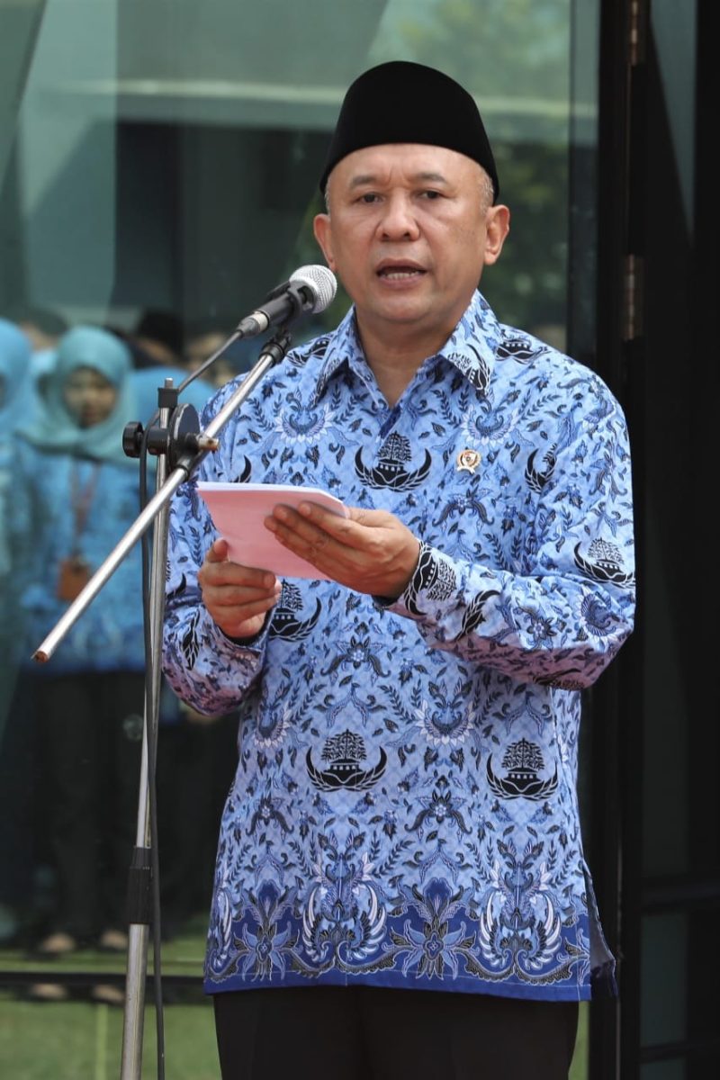 Menteri Koperasi dan UKM Teten Masduki saat menjadi Pembina Upacara Peringatan Hari Pahlawan di Lapangan Upacara Kementerian Koperasi dan UKM. Senin(11/11/2019) / daelpos.com