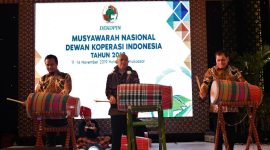 Menteri Koperasi dan UKM Teten Masduki bersama Ketua Umum Dewan Koperasi Indonesia (Dekopin) Nurdin Halid dan Wakil Gubernur Sulawesi Selatan Andi Sudirman Sulaiman membuka Musyawarah Nasional Dekopin tahun 2019 di Makassar, Senin (12/11/2019) / daelpos.com