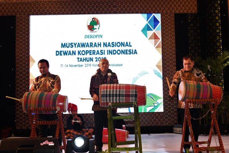 Menteri Koperasi dan UKM Teten Masduki bersama Ketua Umum Dewan Koperasi Indonesia (Dekopin) Nurdin Halid dan Wakil Gubernur Sulawesi Selatan Andi Sudirman Sulaiman membuka Musyawarah Nasional Dekopin tahun 2019 di Makassar, Senin (12/11/2019) / daelpos.com