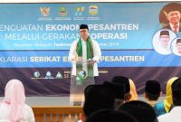 Sekretaris Kementerian Koperasi dan UKM Prof Rully Indrawan memberikan sambutan dalam  acara Penguatan Ekonomi Pesantren Melalui Koperasi di Pondok Pesantren Al-Idrisiyyah Kota. Tasikmalaya, Selasa (12/11/2019). Hadir dalam acara ini Wakil Ketua DPRD Jabar H. Oleh Soleh, Kepala Dinas Pariwisata Kabupaten Tasikmalaya Adi H Safari, Asdep Standarisasi  dan Sertifikasi Deputi Bidang Pengembangan SDM Retno Endang Prihantini, Direktur Pembiayaan Syariah LPDB-KUMKM Fitri Rinaldi, Ketua  Koppontren Daarut Tauhid Feri, dan Para Pimpinan Pondok Pesantren Se Jawa Barat / daelpos.com