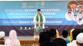 Sekretaris Kementerian Koperasi dan UKM Prof Rully Indrawan memberikan sambutan dalam  acara Penguatan Ekonomi Pesantren Melalui Koperasi di Pondok Pesantren Al-Idrisiyyah Kota. Tasikmalaya, Selasa (12/11/2019). Hadir dalam acara ini Wakil Ketua DPRD Jabar H. Oleh Soleh, Kepala Dinas Pariwisata Kabupaten Tasikmalaya Adi H Safari, Asdep Standarisasi  dan Sertifikasi Deputi Bidang Pengembangan SDM Retno Endang Prihantini, Direktur Pembiayaan Syariah LPDB-KUMKM Fitri Rinaldi, Ketua  Koppontren Daarut Tauhid Feri, dan Para Pimpinan Pondok Pesantren Se Jawa Barat / daelpos.com