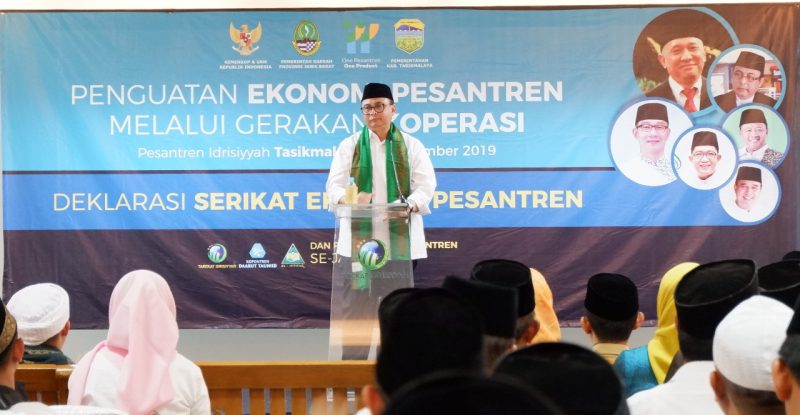 Sekretaris Kementerian Koperasi dan UKM Prof Rully Indrawan memberikan sambutan dalam  acara Penguatan Ekonomi Pesantren Melalui Koperasi di Pondok Pesantren Al-Idrisiyyah Kota. Tasikmalaya, Selasa (12/11/2019). Hadir dalam acara ini Wakil Ketua DPRD Jabar H. Oleh Soleh, Kepala Dinas Pariwisata Kabupaten Tasikmalaya Adi H Safari, Asdep Standarisasi  dan Sertifikasi Deputi Bidang Pengembangan SDM Retno Endang Prihantini, Direktur Pembiayaan Syariah LPDB-KUMKM Fitri Rinaldi, Ketua  Koppontren Daarut Tauhid Feri, dan Para Pimpinan Pondok Pesantren Se Jawa Barat / daelpos.com