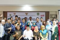 Sekretaris Kementerian Koperasi dan UKM Prof Rully Indrawan menjadi pembicara pada Kegiatan Fasilitasi Pendampingan Expert dalam rangka Pengembangan Kewirausahaan Berbasis Komunitas Pondok Pesantren yang diselenggarakan di PLUT Kabupaten Tasikmalaya, Selasa (12/11/2019). Turut mendampingi Asdep Standarisasi dan Sertifikasi Deputi Bidang Pengembangan SDM Retno Endang Prihantini, Kepala Bidang Kelembagaan Pendampingan Usaha Deputi bidang Restrukturisasi Usaha Ir. Rizal Usman dan Kepala Dinas Koperasi UKM dan Tenaga Kerja Kabupaten Tasikmalaya Drs. Eddy Nurmana / daelpos.com