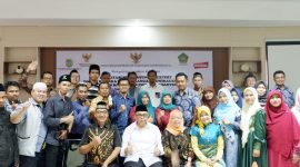 Sekretaris Kementerian Koperasi dan UKM Prof Rully Indrawan menjadi pembicara pada Kegiatan Fasilitasi Pendampingan Expert dalam rangka Pengembangan Kewirausahaan Berbasis Komunitas Pondok Pesantren yang diselenggarakan di PLUT Kabupaten Tasikmalaya, Selasa (12/11/2019). Turut mendampingi Asdep Standarisasi dan Sertifikasi Deputi Bidang Pengembangan SDM Retno Endang Prihantini, Kepala Bidang Kelembagaan Pendampingan Usaha Deputi bidang Restrukturisasi Usaha Ir. Rizal Usman dan Kepala Dinas Koperasi UKM dan Tenaga Kerja Kabupaten Tasikmalaya Drs. Eddy Nurmana / daelpos.com
