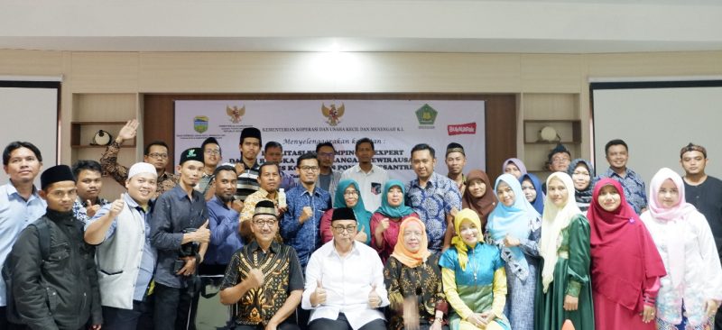 Sekretaris Kementerian Koperasi dan UKM Prof Rully Indrawan menjadi pembicara pada Kegiatan Fasilitasi Pendampingan Expert dalam rangka Pengembangan Kewirausahaan Berbasis Komunitas Pondok Pesantren yang diselenggarakan di PLUT Kabupaten Tasikmalaya, Selasa (12/11/2019). Turut mendampingi Asdep Standarisasi dan Sertifikasi Deputi Bidang Pengembangan SDM Retno Endang Prihantini, Kepala Bidang Kelembagaan Pendampingan Usaha Deputi bidang Restrukturisasi Usaha Ir. Rizal Usman dan Kepala Dinas Koperasi UKM dan Tenaga Kerja Kabupaten Tasikmalaya Drs. Eddy Nurmana / daelpos.com